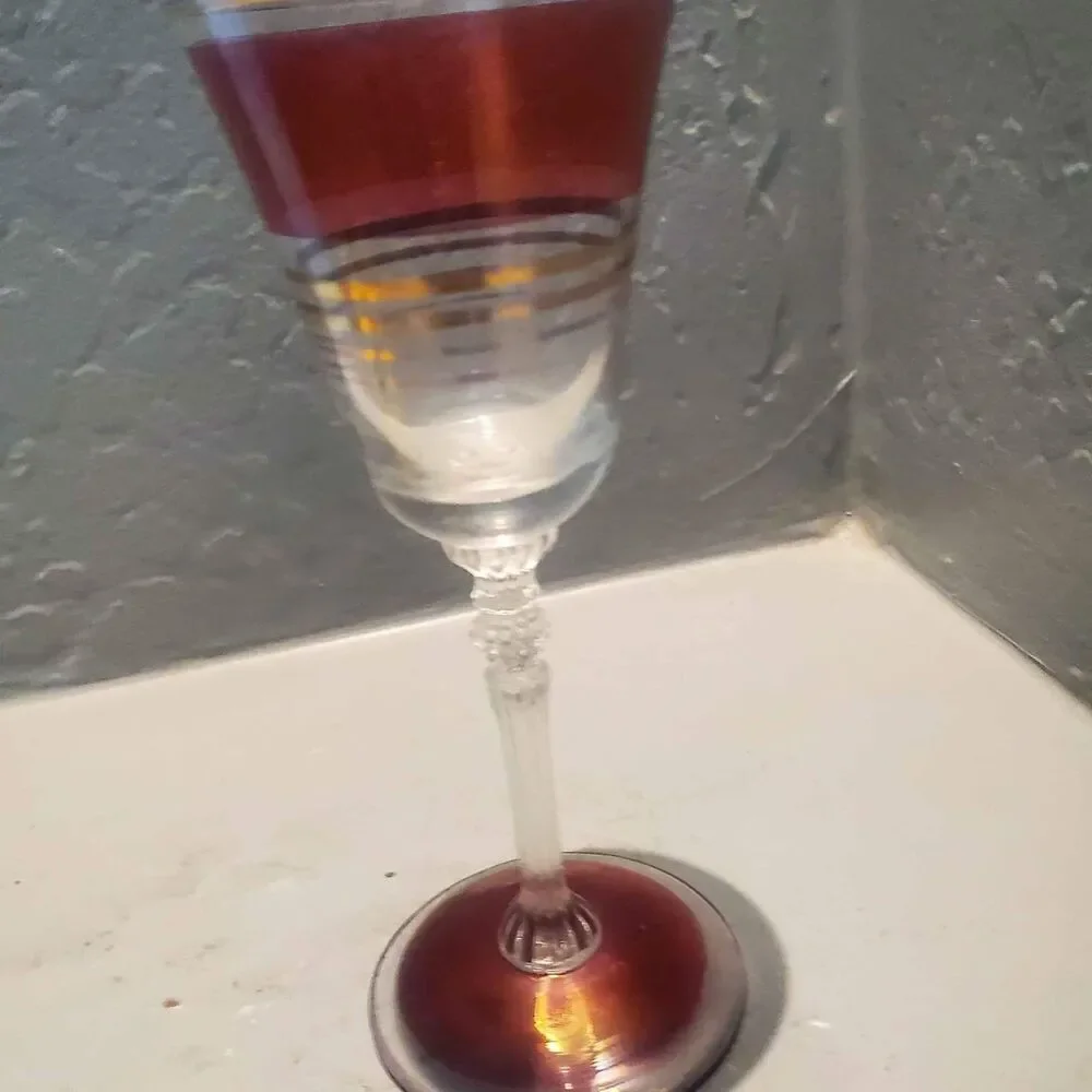 1 red and gold champagne glass